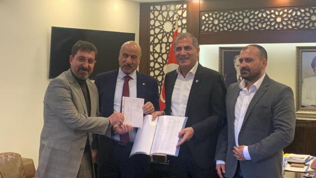 AK Parti'den istifa eden 200 kişi İYİ Parti'ye katıldı