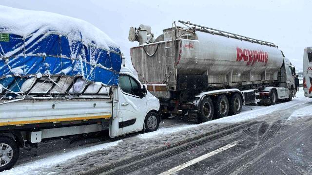 Bolu Dağı TEM otoyolu, çok sayıda tırın karıştığı zincirleme kazalar nedeniyle trafiğe kapandı