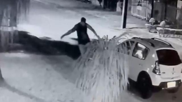 Arabasının sallandığını fark eden adam, karısıyla evsiz erkeği cinsel ilişkiye girerken yakaladı