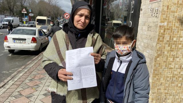 Eyüpsultan'da alışveriş yapan annesini bekleyen çocuğa yumruklu saldırı kamerada