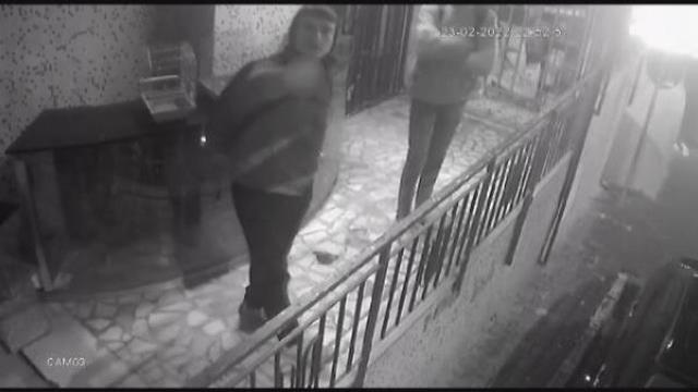Hırsızlık yaparken görüntülendiklerini fark ettiler, güvenlik kamerasına el hareketi yaptılar