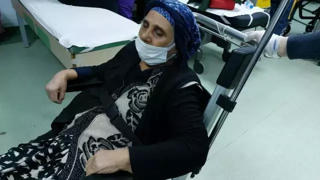 Hastanede eşine refakat eden yaşlı kadın, oğlu tarafından darbedildi