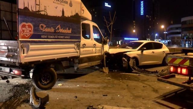 Kadıköy'de lastiği patlayan otomobil zincirleme kazaya yol açtı: 1 ölü 1 yaralı