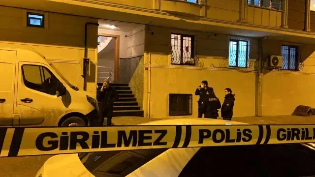Bağcılar'da dehşet: Sokak ortasında komşusunu öldüren şahıs, evinde eşini de öldürdükten sonra intihar etti