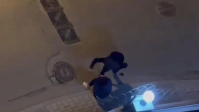 Tartıştığı kadını sokak ortasında yumrukladı! O anlar saniye saniye görüntülendi