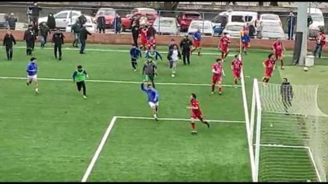 Amatör Lig'de büyük rezillik! Futbolcular birbirlerine öldüresiye saldırdı, hastaneye kaldırılanlar var