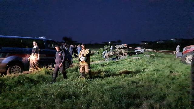 Devrilen traktörün altında kalan 2 kişi hayatını kaybetti