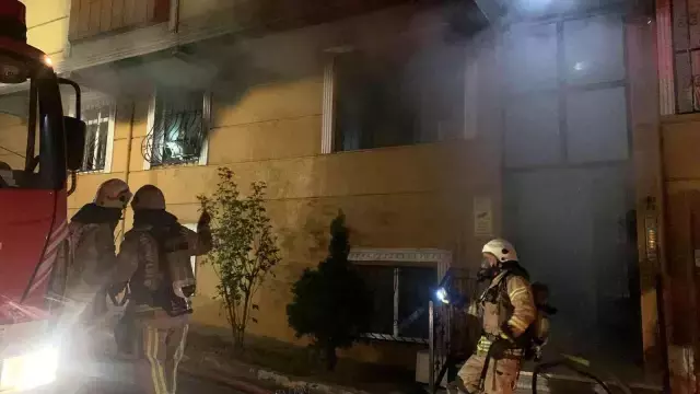Komşularının kabusu olan kişinin evinde yangın çıktı: Apartman sakinleri dumandan etkilendi