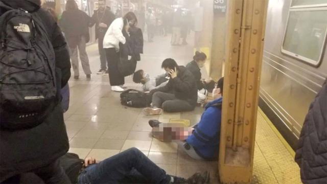 16 kişinin yaralanmasına neden olmuştu! New York'taki metroya saldıran şahıs yakalandı