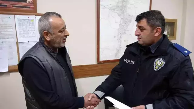 ATM'nin haznesine elini attığında bir tomar para buldu, tereddüt etmeden polise gitti