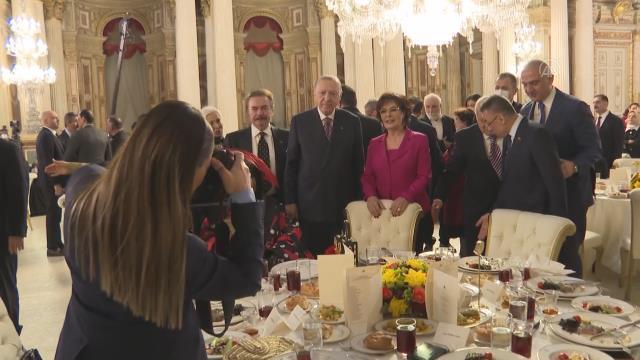 Dolmabahçe'deki iftar programından renkli kareler! Emine Erdoğan poz verdi Hülya Avşar çekti