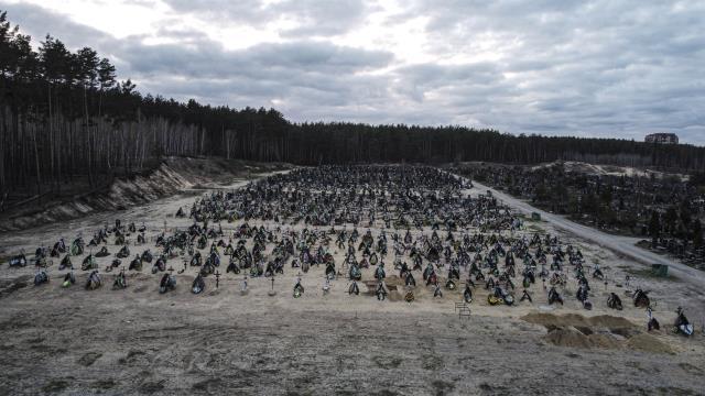 En yoğun çatışmaların yaşandığı şehirlerden İrpin'de, mezarlık havadan görüntülendi