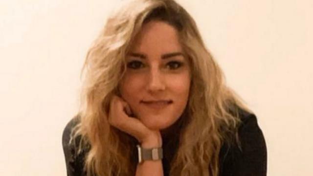 Restoranda yemek yiyen kadının göğüslerinin büyüklüğünden rahatsız olup, yönetime şikayet ettiler