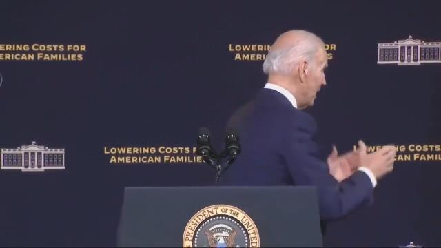 ABD Başkanı Joe Biden 8 gün aradan sonra tekrar boşlukla tokalaştı
