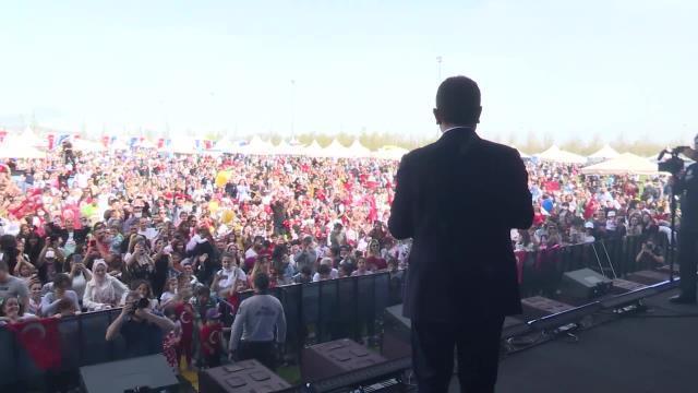 Ekrem İmamoğlu kalabalıkta kaybolan çocuğu sahneye çıkarıp ailesi ile buluşturdu