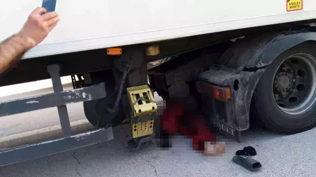 Arıza yapan tırını tamir etmek için aracın altına giren şoför, dorsenin altında kalarak can verdi