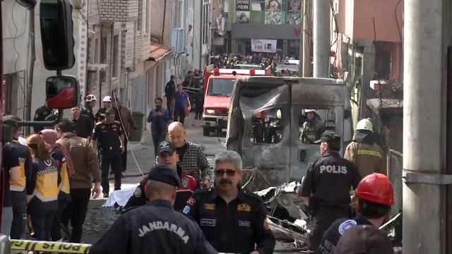 Bursa'da mahalle arasına düşen uçak panik yarattı! İşte olay yerinden ilk görüntüler