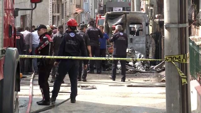 Bursa'da mahalle arasına düşen uçak panik yarattı! İşte olay yerinden ilk görüntüler