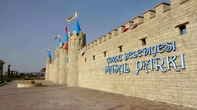 Çorlu belediyesinin 20 milyon lira harcadığı Masal Park açıldığı gibi kapandı