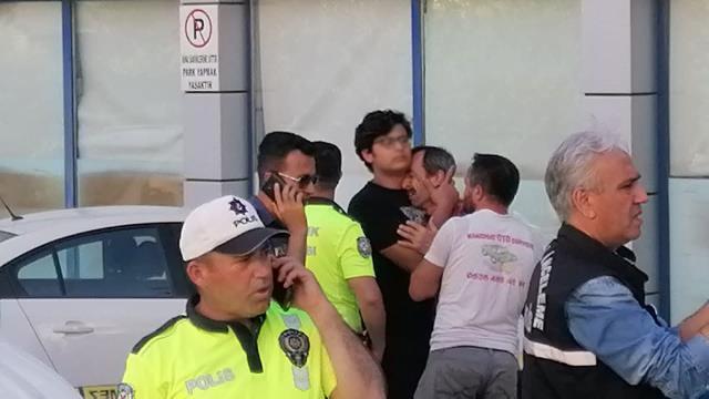 Otomobilin çarptığı yaşlı kadın feci şekilde can verdi! Eşi ile torununun birbirine sarılarak ağladığı anlar yürek yaktı