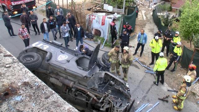 İki polisin içinde olduğu zırhlı ekip aracı 3 metre yükseklikten alt yola düştü