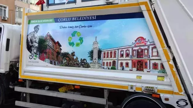 CHP'li Çorlu Belediyesi'nin Atatürk'ün fotoğrafını çöp kamyonuna basması tepki çekti! Şikayetler gelince geri adım attılar