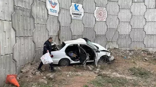 Sivas'ta duvara çarpan otomobildeki 2 kişi öldü, 4 kişi yaralandı