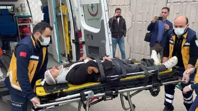 Sivas'ta duvara çarpan otomobildeki 2 kişi öldü, 4 kişi yaralandı