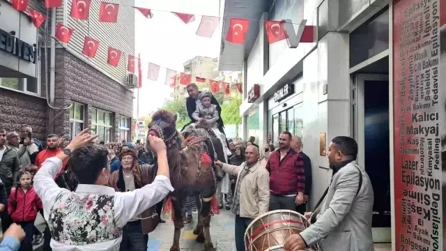 Görenler şaşkınlığını gizleyemedi! Sünnet çocuğunu deveyle şehir merkezinde gezdirdiler