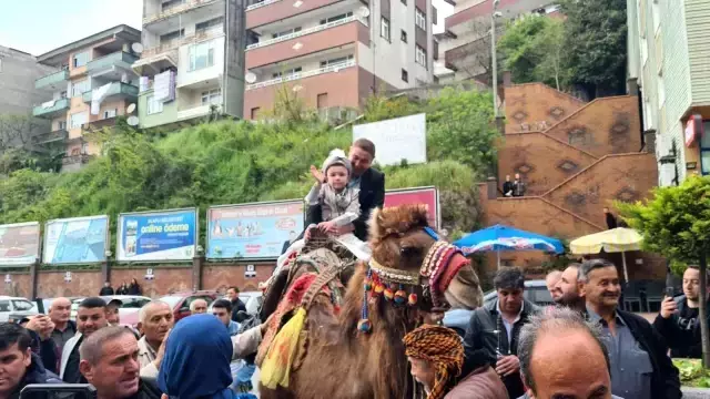 Görenler şaşkınlığını gizleyemedi! Sünnet çocuğunu deveyle şehir merkezinde gezdirdiler