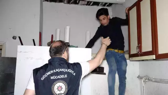 Van'da düzensiz göçmen operasyonu! Kimi tavan arasına, kimi dolaba saklandı