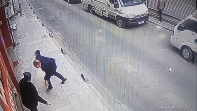 İstanbul Kağıthane'de para mevzusu için kuzenini ayağından vurup, yoluna devam etti