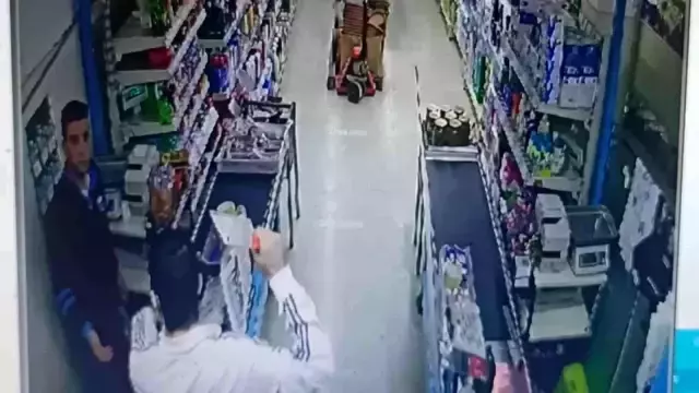 Satırlı, bıçaklı gaspçıyı market çalışanı böyle kovaladı