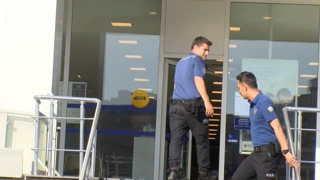 Beylikdüzü'nde silahlı banka soygunu: 80 bin dolar çalıp kaçtılar