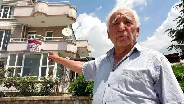 Satılık evin balkonuna asılan ilanı görenler, pazarlık dahi yapmadan mahalleyi terk ediyor
