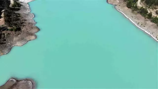 Her yıl mayıs ayında turkuaz rengini alan Karaca Göleti, görenleri hayran bırakıyor