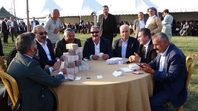 Türkiye'de son yılların en kalabalık düğünü oldu! Aşiret damadı ve gelinine takılan takı miktarı dudak uçuklatıyor