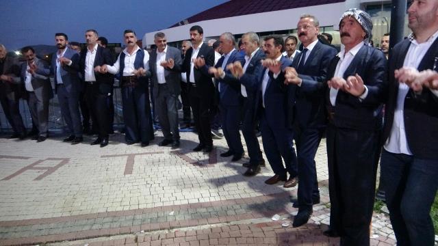 Türkiye'de son yılların en kalabalık düğünü oldu! Aşiret damadı ve gelinine takılan takı miktarı dudak uçuklatıyor