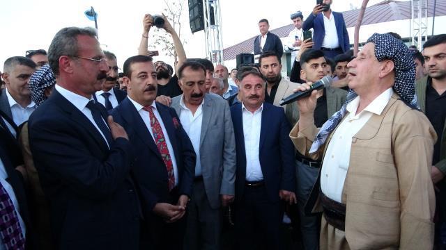 Türkiye'de son yılların en kalabalık düğünü oldu! Aşiret damadı ve gelinine takılan takı miktarı dudak uçuklatıyor