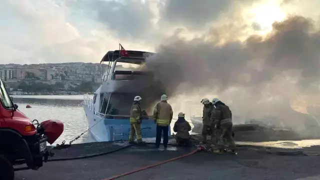Sahilde demirleyen tekne alev aldı! İçerde uyuyan karı-koca ölümden döndü