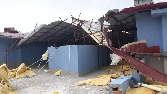 Kahramanmaraş'ta şiddetli fırtına nedeniyle bir binanın çatısı uçtu