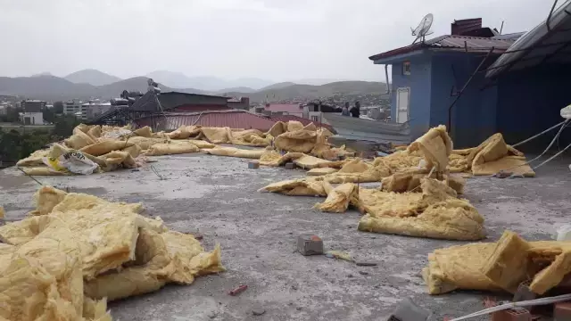 Kahramanmaraş'ta şiddetli fırtına nedeniyle bir binanın çatısı uçtu