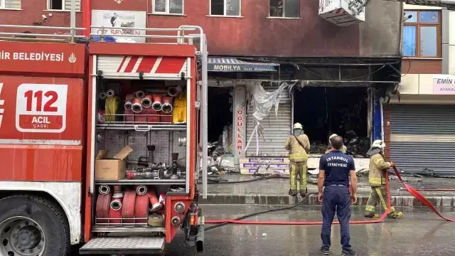 Kül olan dükkanını gözyaşları içerisinde izleyen esnafın görüntüsü yürek burktu