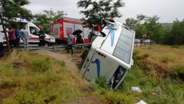 Midibüsün şarampole devrilmesi sonucu 17 kişi yaralandı