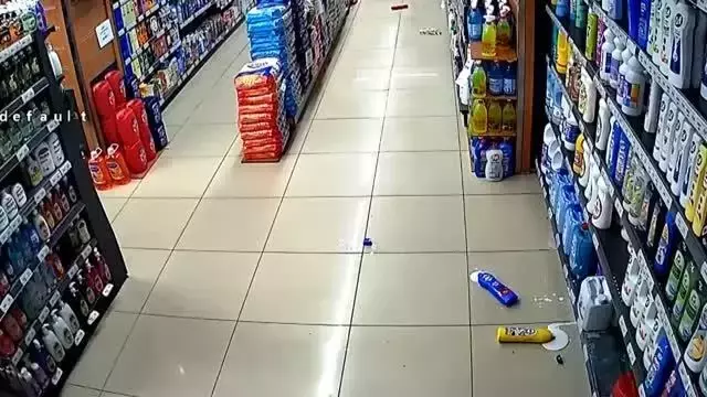 5 büyüklüğünde depremle sarsılan Vanlıların korku dolu anları, market kamerasına yansıdı