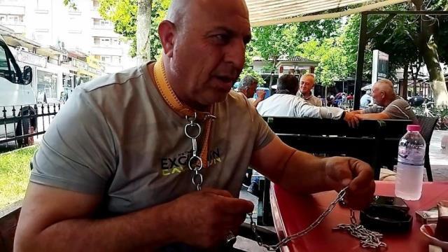 Sokakta köpek tasmasıyla gezen şahıs: Amacım nefsimi dizginleyip camiye götürmek