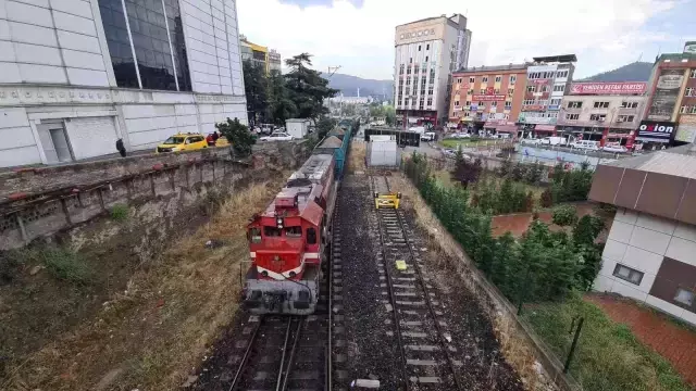 Yük treninin vatandaşa çarptığı feci kaza saniye saniye kameralara yansıdı