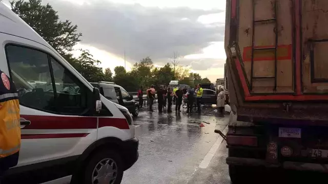 TEM'de 6 araç birbirine girdi, ortalık savaş alanına döndü: 2'si çocuk, 8 yaralı