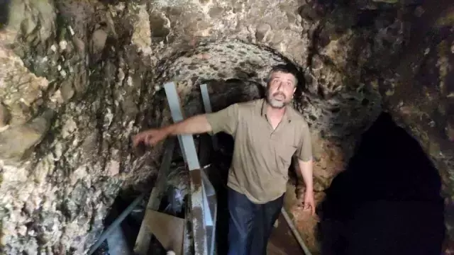 Çöken yolda Roma Dönemi'ne ait tünel ortaya çıktı! Mahalledeki evler boşaltıldı