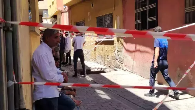 Çöken yolda Roma Dönemi'ne ait tünel ortaya çıktı! Mahalledeki evler boşaltıldı